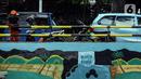 Petugas PPSU berada di kampung Unggulan yang dihiasi mural di Tanah abang, Jakarta, Selasa (6/12/2022). Pembuatan mural sepanjang 100 meter di kampung unggulan tersebut sudah dilakukan awal november 2022 dan program dari Pemerintah Provinsi DKI Jakarta. (Liputan6.com/Johan Tallo)