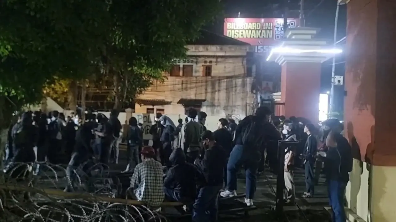 Ratusan orang menggelar aksi unjuk rasa di depan Markas Kepolisian Daerah Daerah Istimewa Yogyakarta (Mapolda DIY), Selasa (24/02/2026) malam.
