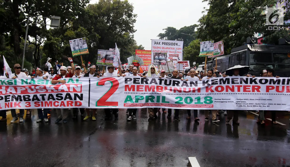 Pedagang pulsa menggeruduk Kantor Kementerian Komunikasi dan Informasi (Kemenkominfo), Jakarta, Senin (2/4). Mereka menolak Peraturan Menteri Kominfo Nomor 21 Tahun 2017 Tentang Pembatasan Jumlah Penggunaan Kartu Operator. (Liputan6.com/Arya Manggala)