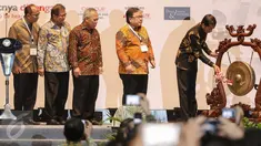Presiden Jokowi memukul gong sebagai tanda pembukaan acara Indonesia Infrastructure Week (IIW) di Jakarta Convention Center, Rabu (9/11). Acara ini dihadiri oleh 22.000 peserta dan menghadirkan 350 proyek. (Liputan6.com/Faizal Fanani)