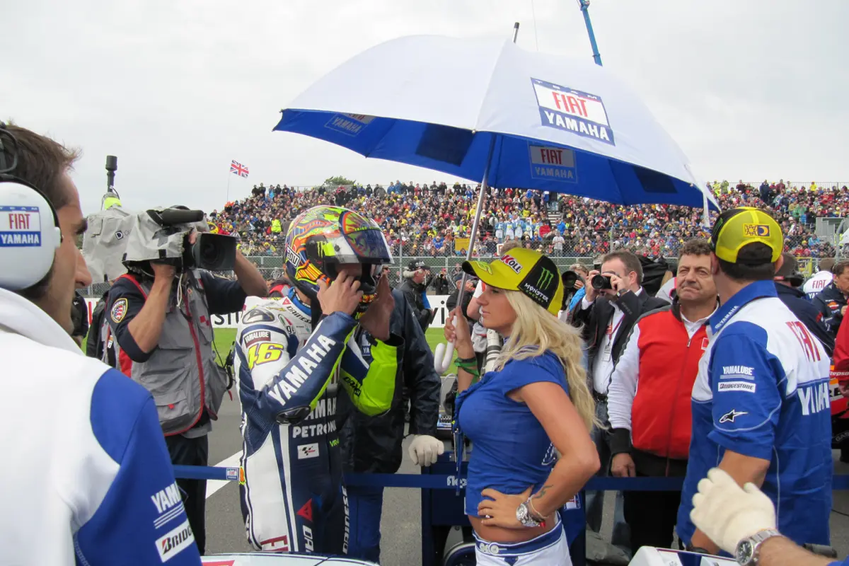 Tugas Umbrella Girl Valentino Rossi di Pertandingan Balap MotoGP