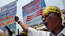 Di tengah terik panasnya kota Jakarta, ratusan karyawan Merpati bersemangat menuntut hak-haknya yang belum terbayarkan, (16/8/14). (Liputan6.com/Miftahul Hayat)