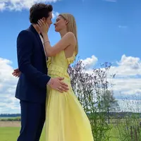 Brooklyn Beckham dan Nicola Peltz mengumumkan pertunangan mereka lewat akun Instagram pribadi. (dok. Instagram @brooklynbeckham/https://www.instagram.com/p/CCgN-Vel63f/Putu Elmira)