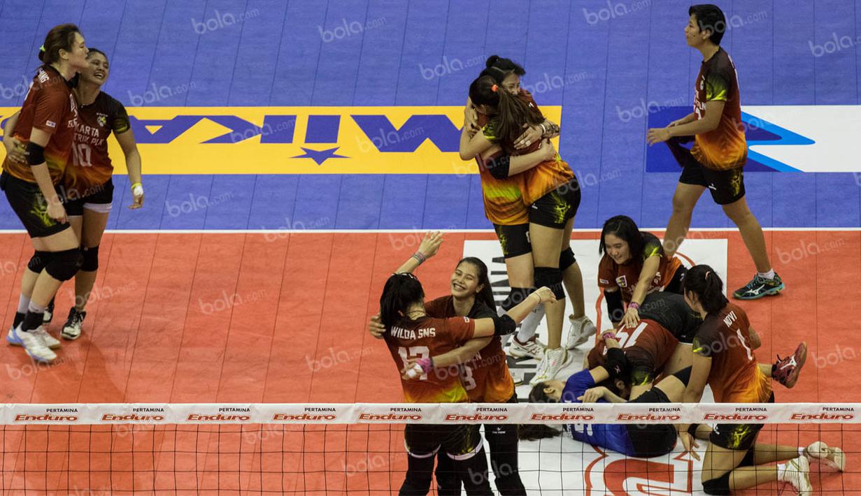 Para pemain Jakarta Elektrik PLN merayakan gelar juara Proliga 2016 usai menaklukan Jakarta Pertamina Energi pada babak final di Istora Senayan, Jakarta, Minggu (15/5/2016). (Bola.com/Vitalis Yogi Trisna)