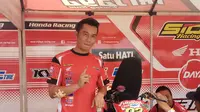 Fitriansyah Kete sedang mempersiapkan motornya untuk mengikuti Honda Dream Cup Surabya