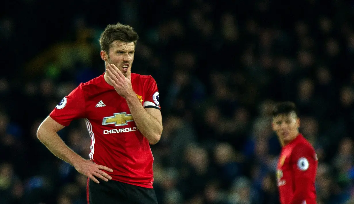 Pemain Manchester United, Michael Carrick memiliki akhir massa kontrak yang sama dengan Ibrahimovic, yakni 30 Juni 2017. Carrick bergabung bersama Manchester United sejak 31 Juli 2006 dan mempersembahkan 11 gelar bagi Setan Merah. (EPA/Peter Powell)