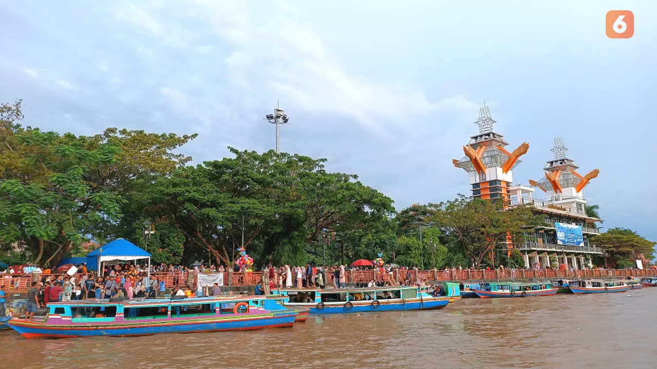 Susur Sungai Martapura kota Banjarmasin Kalimantan Selatan Kalsel Menggunakan Kelotok