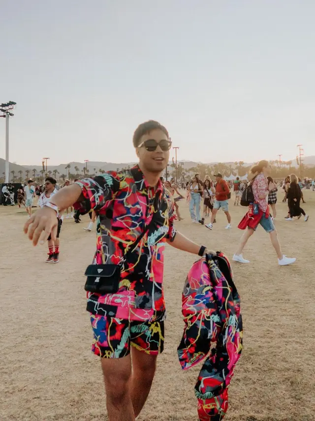 Potret Seru Vidi Aldiano Nonton Coachella Pakai Outfit Brand Lokal dan Tas Rp19jutaan