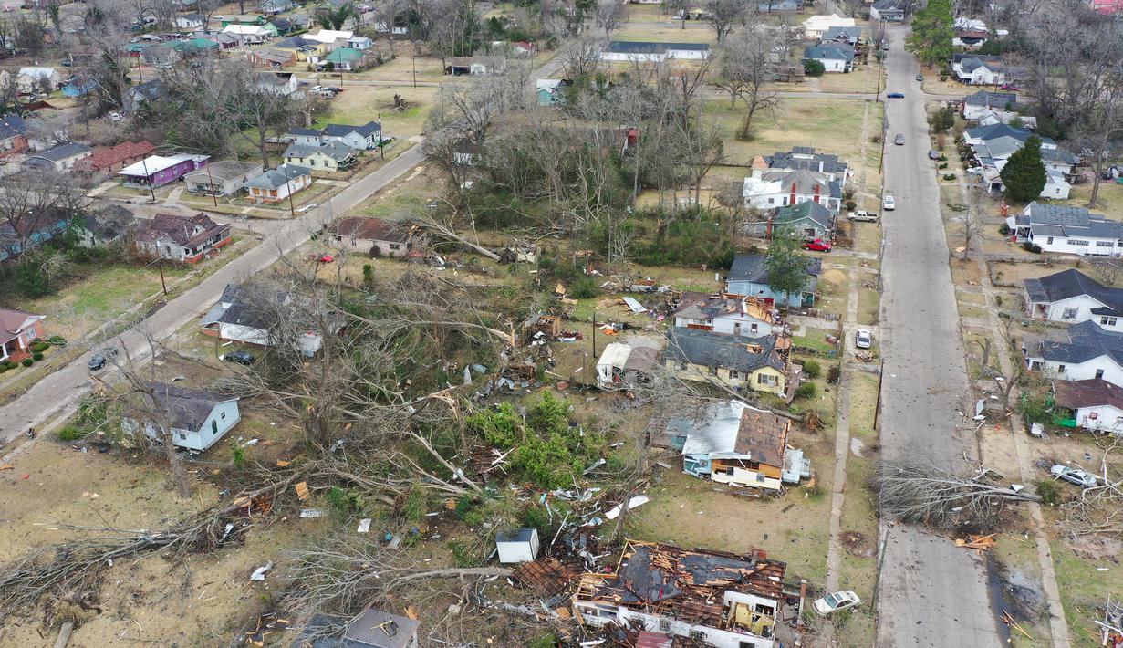 Gambar yang diambil dengan drone ini menunjukkan kerusakan akibat tornado di Selma, Alabama, Amerika Serikat, 13 Januari 2023. Pencarian korban tewas lainnya terus dilakukan. (DroneBase via AP)