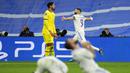 Pada menit ke-96, Karim Benzema mencetak gol balasan kedua. Serangan balik, Vinicius Junior lolos di sayap kiri dan mengirim umpan tarik untuk disambut sundulan Benzema. Skor berubah menjadi 2-3. (AP/Manu Fernandez)