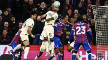 Striker West Ham United, Taty Castellanos, menanduk bola dalam laga kontra Crystal Palace di Selhurst Park, London, Selasa (21/4/2026) dini hari WIB. (Henry NICHOLLS / AFP)
