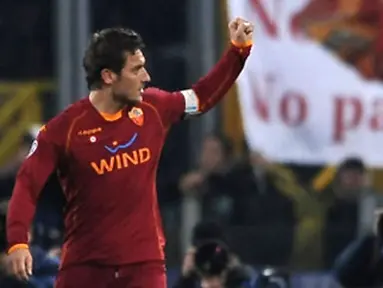 AS Roma's forward Francesco Totti celebrates after scoring against Bordeaux during their Champions league group A football match on December 9, 2008 at Olympic stadium in Rome. AFP PHOTO / FILIPPO MONTEFORTE 