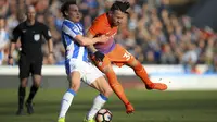 Pemain Huddersfield Town, Dean Whitehead berebut bola dengan pemain Manchester City, Nicolas Otamendi (kanan) pada putran kelima Piala FA di John Smith's Stadium, Huddersfield, (18/2/2017). (Mike Egerton/PA via AP)