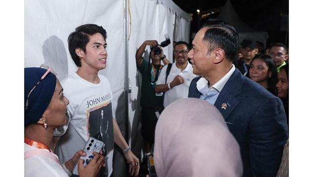 6 Potret Agus Yudhoyono Ajak Putrinya Nonton Sheila On 7, Tetap Semangat Meski Hujan