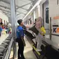 Penumpang Kereta Api bersiap naik ke dalam kereta di stasiun  Jember (Istimewa)