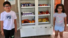 Dua orang anak berpose di depan kulkas yang berisi makanan dan minuman jelang bulan Ramadan di Dubai. Di Dubai setiap bulan Ramadan warga dan donatur mengisi kulkas yang berisi makanan dan minuman untuk berbuka puasa. (www.instagram.com/ramadanfridgesdxb)