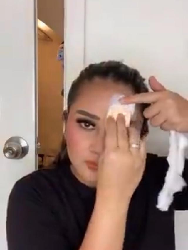 Mutia Ayu pamer riasan wajah seram (https://www.instagram.com/p/CBQGGppHn5t/)