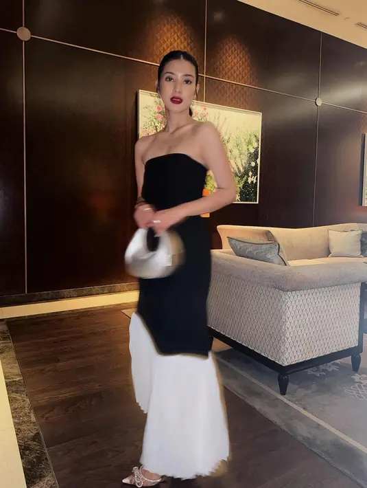 Sementara itu, Fita Anggriani tampil elegan kenakan strapless dress nuansa hitam-putih yang elegan.. [@fitaanggriani].
