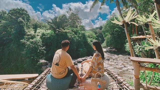 Unggah Foto Romantis, Ini 6 Potret Kebersamaan Ahmad Abdul dan Artika Rusman