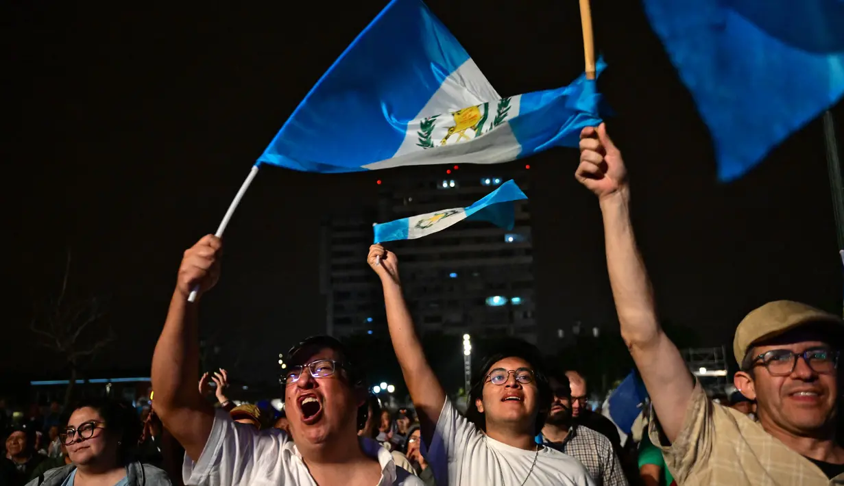 Bernardo Arevalo akhirnya dilantik sebagai presiden Guatemala pada hari Minggu (14/1/2024). (MARTIN BERNETTI/AFP)