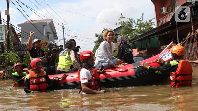 Gaya Nikita Mirzani Saat Terjang Banjir di Ciledug Indah