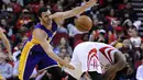 Pemain Los Angeles Lakers, Larry Nance, Jr. (kiri) berusaha menjangkau bola saat berhadapan dengan pemain Houston Rockets, James Harden (kanan) pada laga NBA di Toyota Center, Houston, (08/12/2016).  (AP/George Bridges)