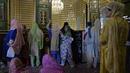 Muslim Kashmir berada di makam Syekh Abdul Qadir Jaelani saat bulan Ramadan di pusat kota Srinagar, Kashmir (24/5). Muslim di Kashmir memanfaatkan waktunya saat bulan suci Ramadan untuk ziarah ke makam Syekh Abdul Qadir Jaelani. (AFP/Tauseef Mustafa)