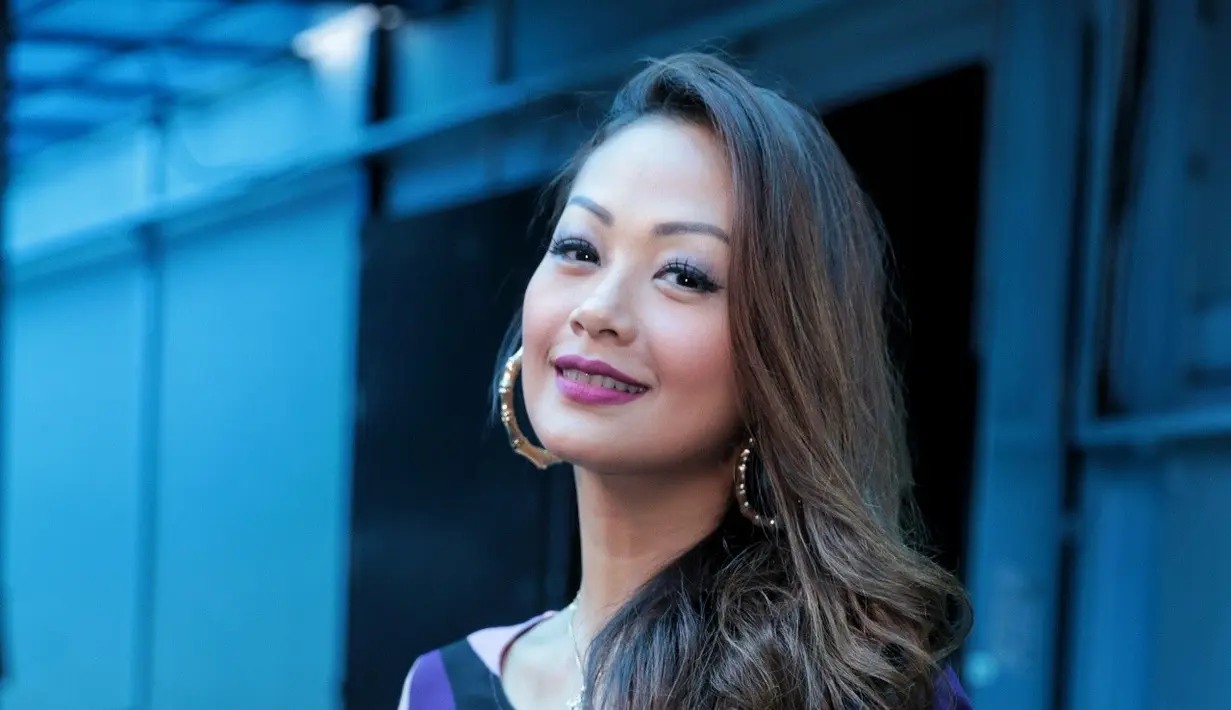 Meski merasa kesulitan, tapi ibu tiga orang anak itu bisa merasakan hasilnya. Selain melakukan olahraga rutin seminggu tiga kali, ia juga mulai mengurangi makanan kegemarannya. (Adrian Putra/Bintang.com)