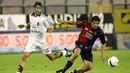 7. Manuel Rui Costa. Mantan gelandang AC Milan ini mahir melakukan solo run dengan balutan kaos kaki rendahnya. (AFP/Vincenzo Pinto)