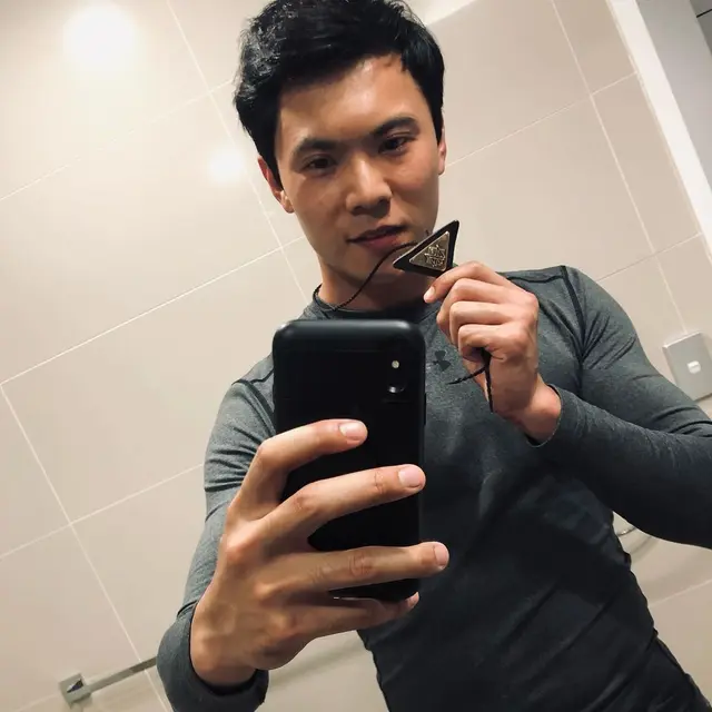 6 Potret Terbaru Zhenwei Wang Bintang Film Karate Kid, Kini Macho Bikin Pangling