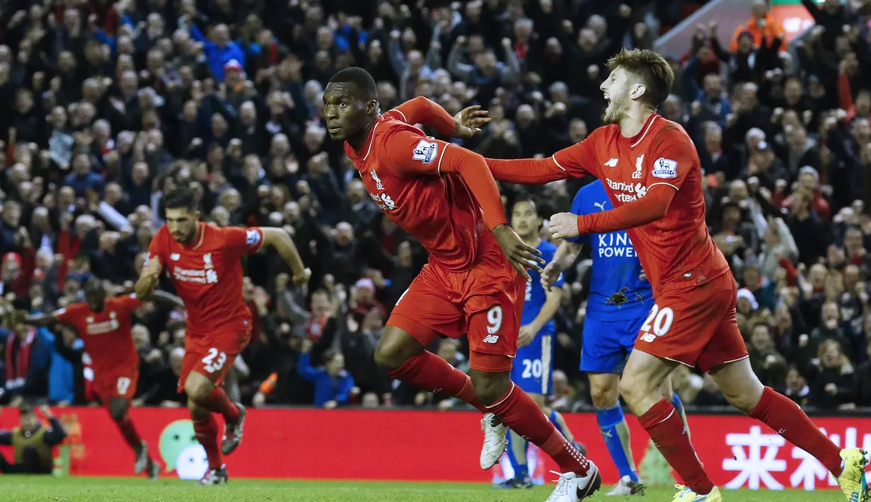 Christian Benteke (kiri) merayakan gol yang dicetak ke gawang Leicester City bersama rekannya pada lanjutan liga Premier Inggris di Stadion  Anfield, Liverpool, Sabtu (26/12/2015). Liverpool menang 1-0. (AFP Photo/Lindsey Parnaby)