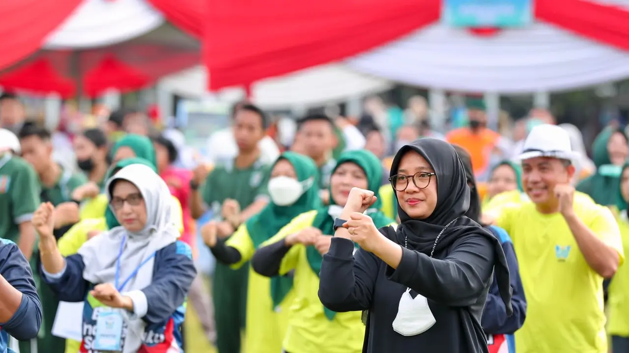 Bupati Banyuwangi IPuk Fiestiandani merayakan Hari Kesehatan Nasional di Taman Blambangan Banyuwangi. (Hermawan/Liputan6.com)
