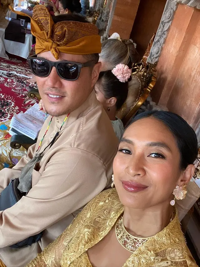 Happy Salma Mengenakan Kebaya