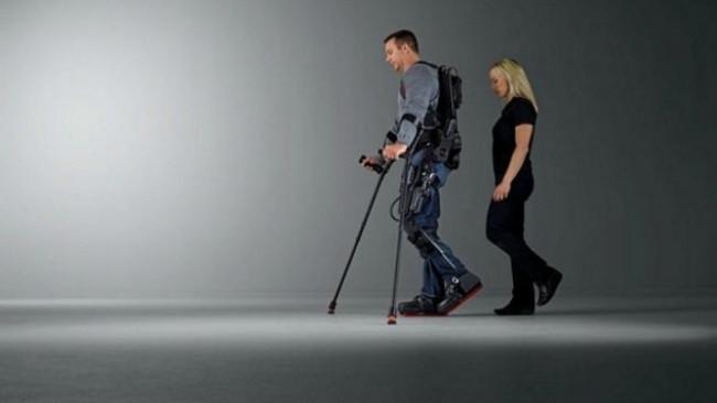 Konsep kerangka luar untuk membantu pasien lumpuh. (Sumber Ekso Bionic)