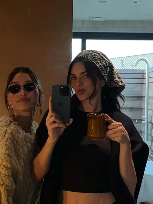 Kendall pun berkali-kali mengenakan scarfnya termasuk ketika bertemu Hailey. [@kendalljenner]