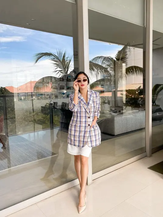 Ingin terlihat atraktif dengan blazer, outfit Winona Willy yang satu ini patut jadi inspirasi yang tak boleh terlewatkan. (Foto: Instagram/ Winona Willy).