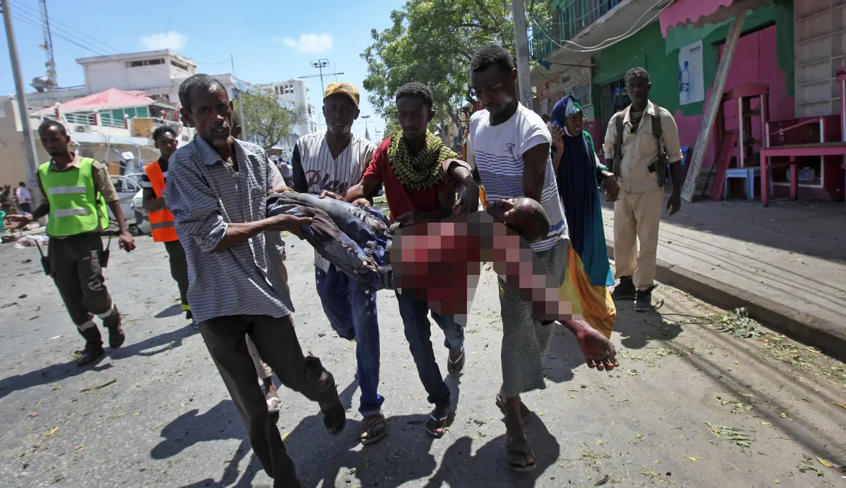 Serangan bom mobil menewaskan sejumlah orang di Mogadishu, Somalia, Senin (13/3). Sebuah mobil meledak di dekat Hotel Weheliye yang ramai oleh lalu lalang warga. (AP Photo / Farah Abdi Warsameh)