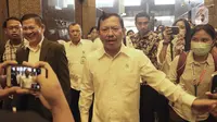Menteri Kesehatan Terawan Agus Putranto mendatangi kantor Huawei di Wisma BRI 2, Jakarta, Kamis (23/1/2020). Menkes Terawan menegaskan tidak ada virus corona seperti info yang beredar sebelumnya. (Liputan6.com/Herman Zakharia)