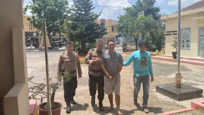 Tersangka Redi Irwanto, pembegal seorang pria di Pringsewu, Lampung dengan modus mangkuk berpura-pura sebagai anggota Intelijen Korem diringkus Polisi. Foto : (Istimewa).