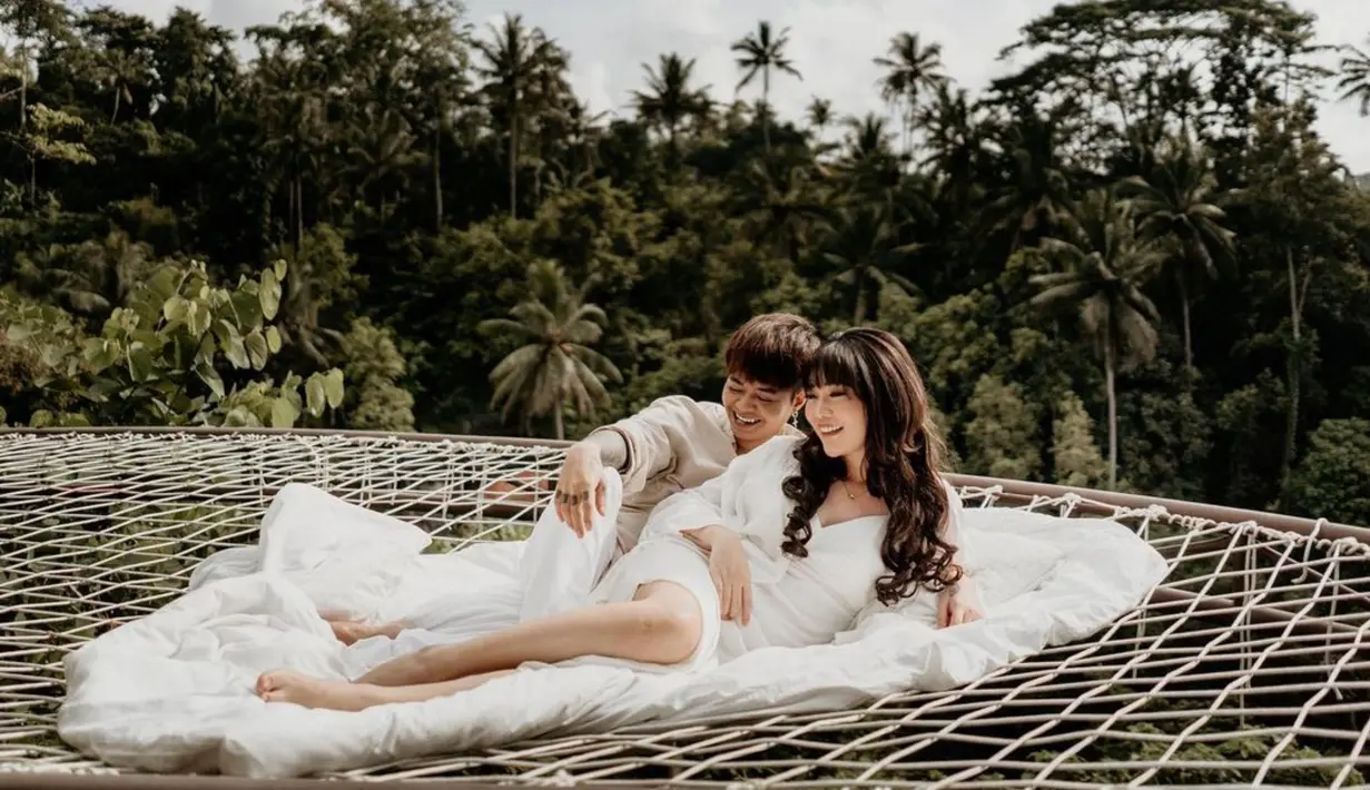 Kali ini, Reza dan Wendy melakukan pemotretan prewedding di Ubud, Bali. Keduanya nampak kompak mengenakan busana bernuansa putih. (Liputan6.com/IG/sstrebla)
