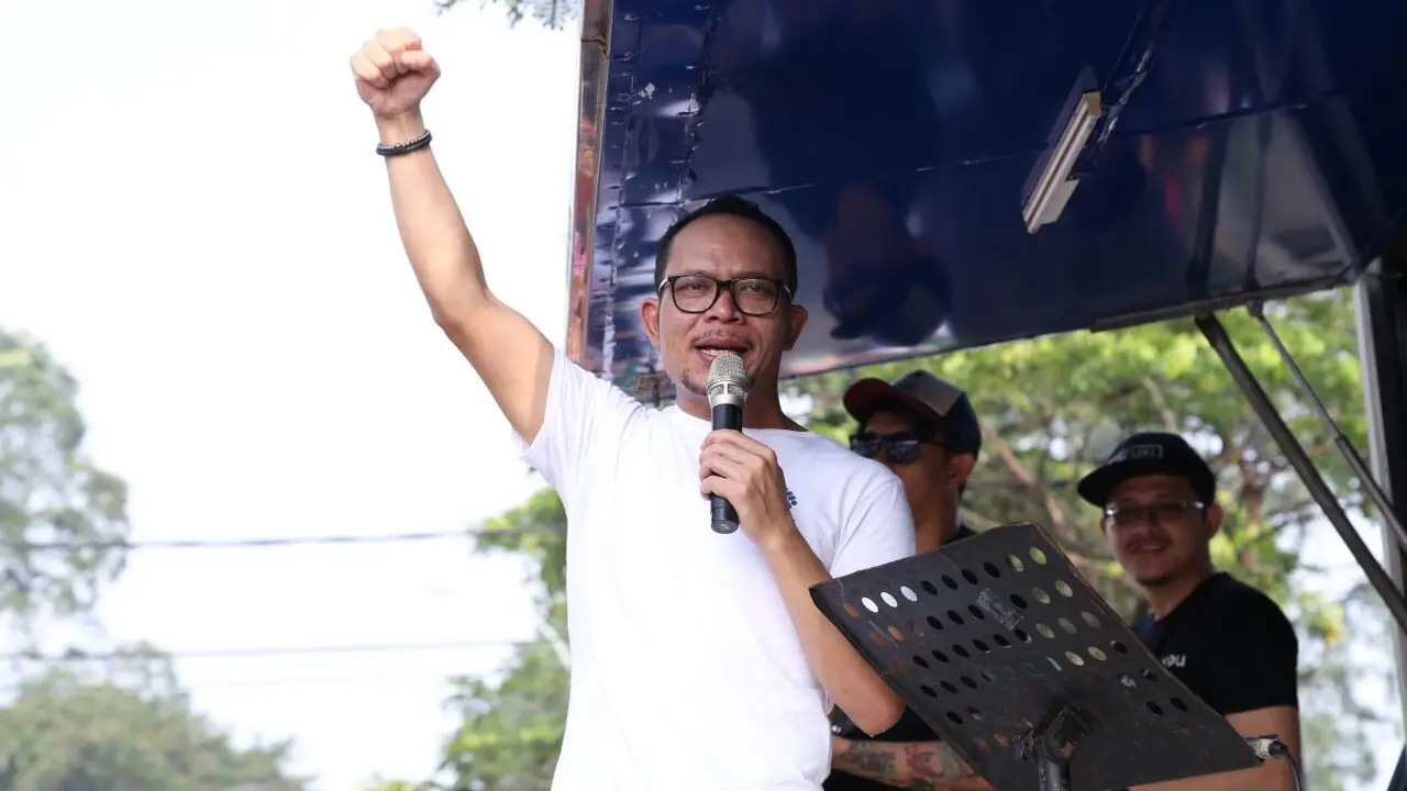 M. Hanif Dhakiri mengikuti lomba gerak jalan santai pekerja/buruh di Tugu Adipura, Moh. Yamin, kotamadya Tangerang, Banten, Minggu (29/04/2018).