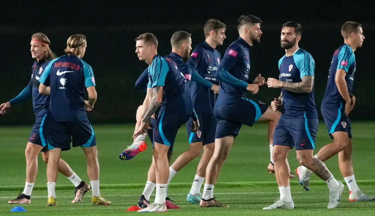Para pemain Kroasia mengikuti sesi latihan di Al Erssal Training Site 3, Doha, Qatar, Rabu (14/12/2022). Kroasia dan Maroko akan memperebutkan tempat ketiga di Piala Dunia 2022. (AP Photo/Andre Penner)