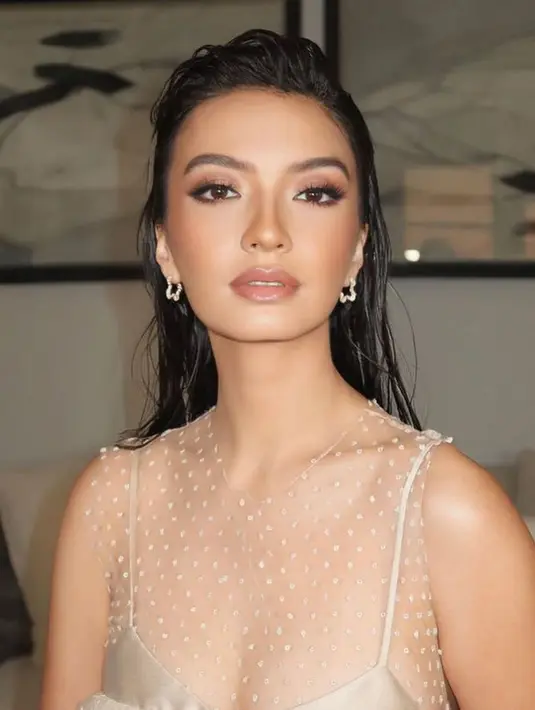 Beberapa potret detail makeup Raline Shah memperlihatkan dirinya dengan wet makeup look yang memesona. Nuansa kecokelatan yang hangat dan membaur sempurna di kulitnya, dipadukan dengan wet hair look, semakin membuat penampilannya terlihat sempurna. [Foto: Instagram/ralineshah]
