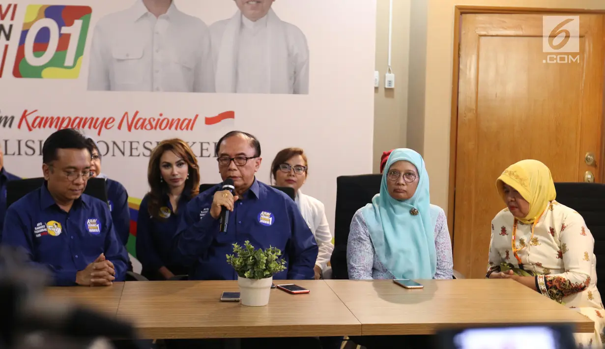 Watimpres Sidarto Danusubroto (tengah) memberi paparan dalam focus group discussion (FGD) Tragedi Mei 98 di Jakarta, Jumat (8/2). FGD menceritakan fakta-fakta yang terjadi dalam tragedi 12 Mei 98. (Liputan6.com/Angga Yuniar)