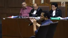 Terdakwa dugaan suap proyek PLTU Riau-1 yang juga mantan Dirut PLN, Sofyan Basir (kiri) menyimak keterangan terpidana korupsi e-KTP, Setya Novanto yang menjadi saksi pada sidang di Pengadilan Tipikor, Jakarta, Senin (12/8/2019). Sidang mendengar keterangan saksi. (Liputan6.com/Helmi Fithriansyah)
