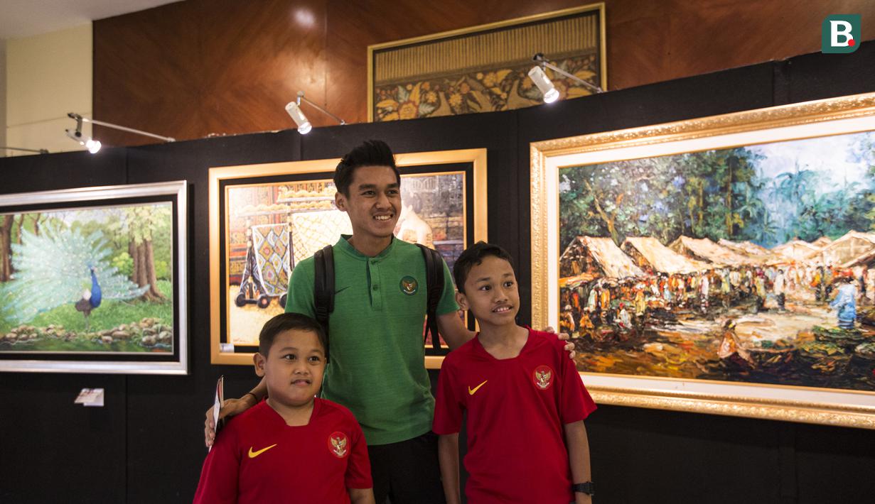 Pemain Timnas Indonesia, Septian David, foto bersama suporter yang menunggu di Hotel Sultan, Jakarta, Selasa (13/11). Timnas Indonesia akan melawan Timor Leste pada laga Piala AFF 2018. (Bola.com/Vitalis Yogi Trisna)