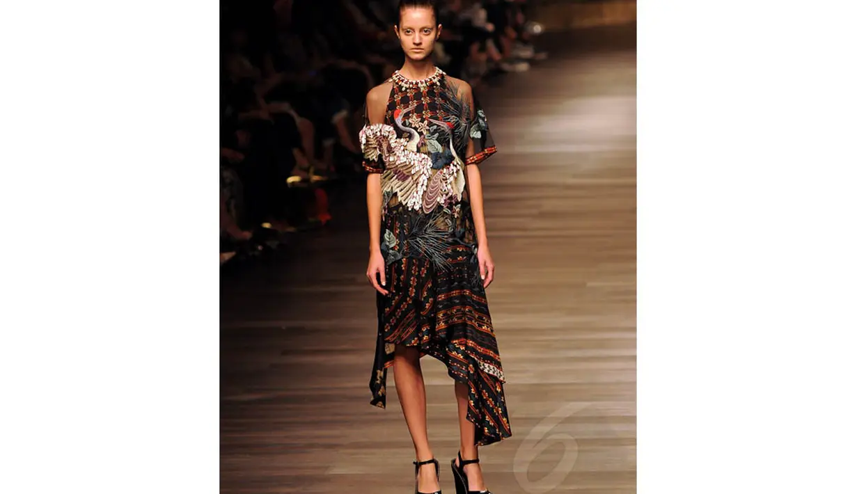 Burung bangau khas budaya Jepang dalam ukuran besar dari bordiran dipadu dengan motif cetak tenun ikat Sumba pada bahan sutra, Jakarta, (17/6/14). (Liputan6.com/Faisal R Syam)