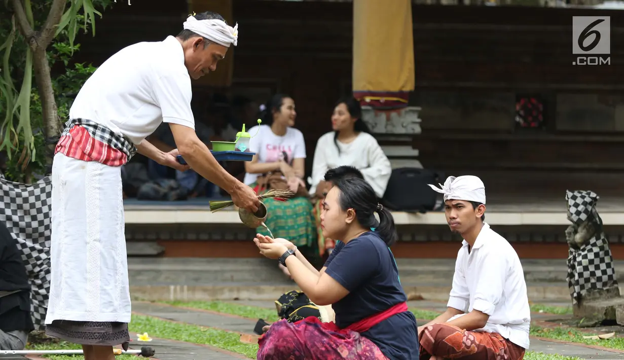 Umat Hindu melakukan prosesi sembahyang Hari Raya Nyepi di Pura Aditya Jaya, Jakarta, Kamis (7/3). Saat Hari Raya Nyepi, mereka yang merayakannya tidak melakukan aktivitas seperti biasa. (Liputan6.com/Helmi Fithriansyah)