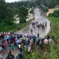 Jembatan yang menjadi jalur trans Sulawesi di wilayah Kecamatan Asera Kabupaten Konawe Utara putus, Minggu (9/6/2019). (Liputan6.com/ Ahmad Akbar)
