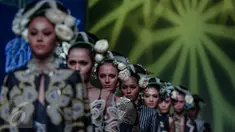 Sejumlah model mengenakan busana rancangan Denny Wirawan saat tampil di  IPMI Trend Show 2017, Jakarta, Jumat (11/11). Bertajuk "Wanderlust, Dancing in the Sun" Denny Wirawan menampilkan  24 busana. (Liputan6.com/Faizal Fanani)